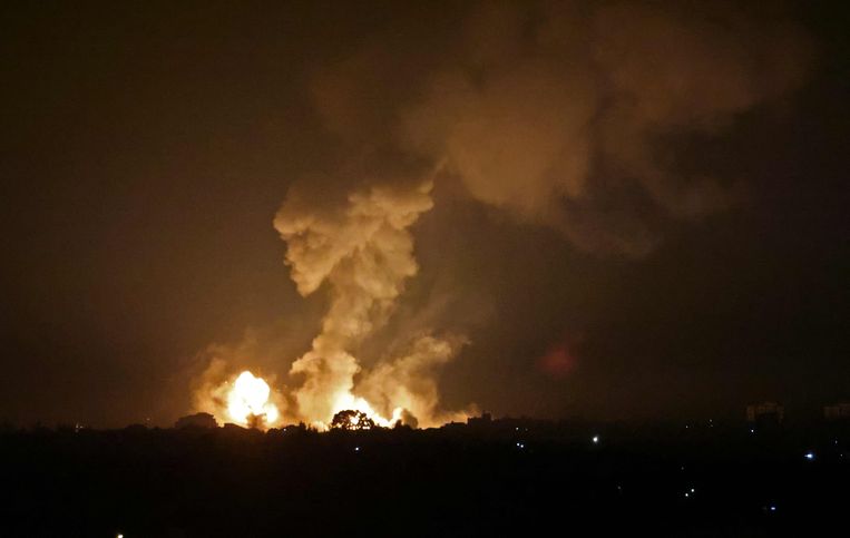 Rook stijgt op na Israëlische luchtaanvallen op Hamas-doelen bij Khan Younis in de Gazastrook zondagnacht. Beeld AFP