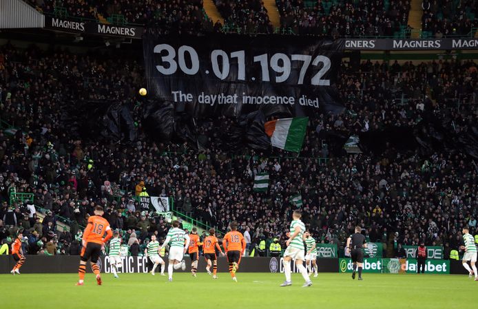 Beeld van een voetbalwedstrijd zaterdag van Celtic vs Dundee United in Celtic Park in Glasgow. Fans ontvouwen een banner die refereert naar de 50e verjaardag van Bloody Sunday.