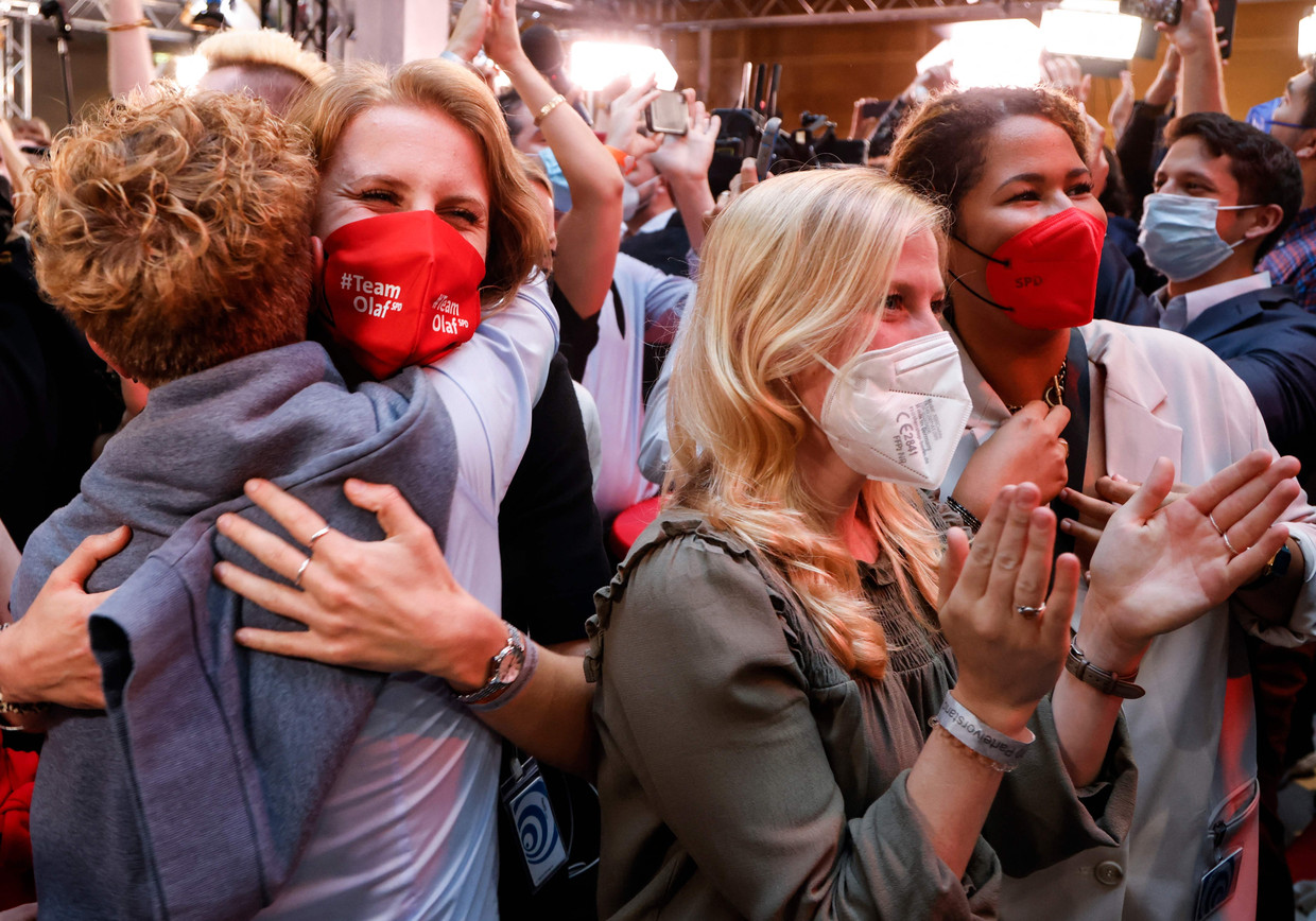 Vreugde bij aanhangers van de SPD bij het zien van de exitpoll waarin een lichte zege wordt voorspeld. Beeld AFP
