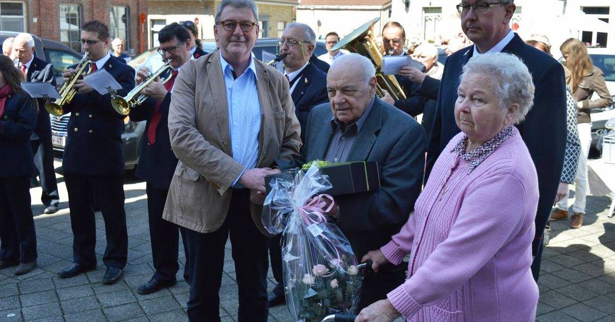 Kunstenaar Alois Van Hoyweghen gehuldigd Kruibeke hln.be