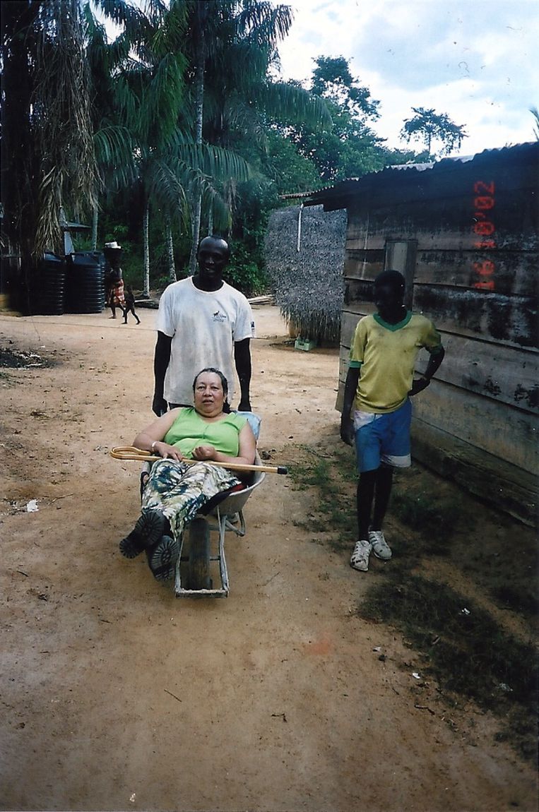 Carry-Ann in Masiakriki 2002.
 Beeld 
