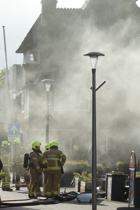 Marktplein Epe afgezet vanwege brand in kebabzaak