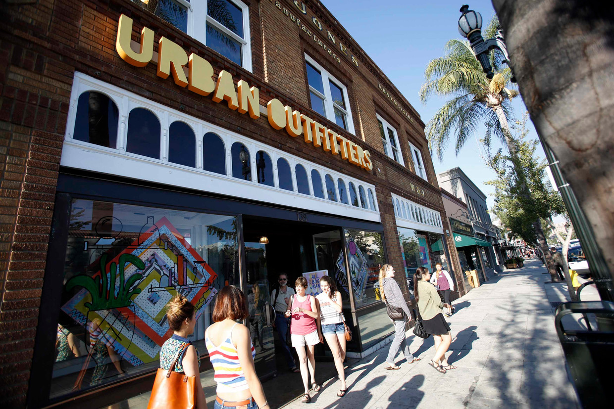 Een filiaal van Urban Outfitters in Pasadena California. In Amsterdam heeft het merk ook een vestiging. Beeld REUTERS