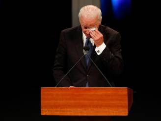 Emotionele afscheidsspeech: "Mijn naam is Joe Biden. Ik ben een Democraat. En ik hield van John McCain"