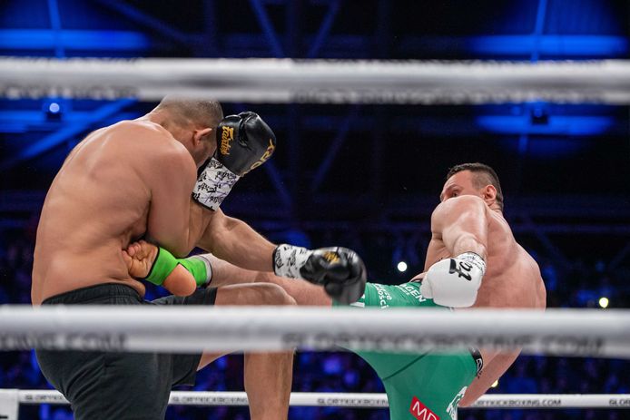 Tijdens het gevecht tussen Badr Hari (l) en Arek Wrzosek liepen de gemoederen buiten de ring zo hoog op, dat het evenement gestaakt werd.