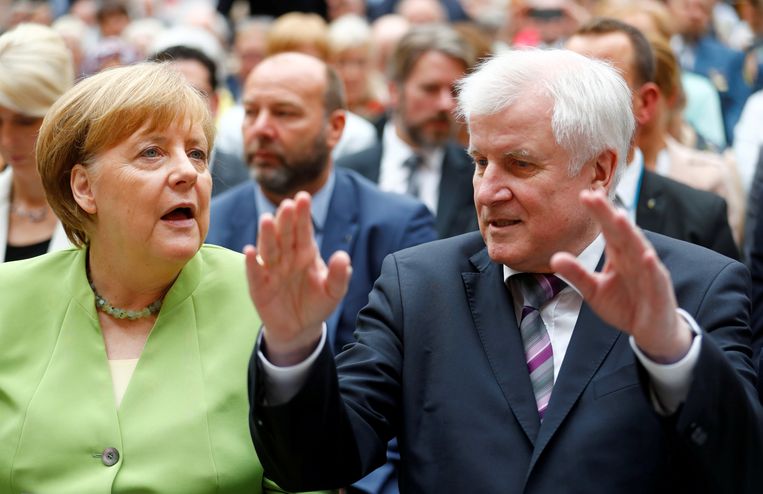 De Duitse bondskanselier Angela Merkel van de CDU en minister van binnenlandse zaken Horst Seehofer van de Beierse zusterpartij CSU. Seehofer staat de harde lijn voor ten aanzien van migranten en botst daarover hard met Merkel.  Beeld REUTERS
