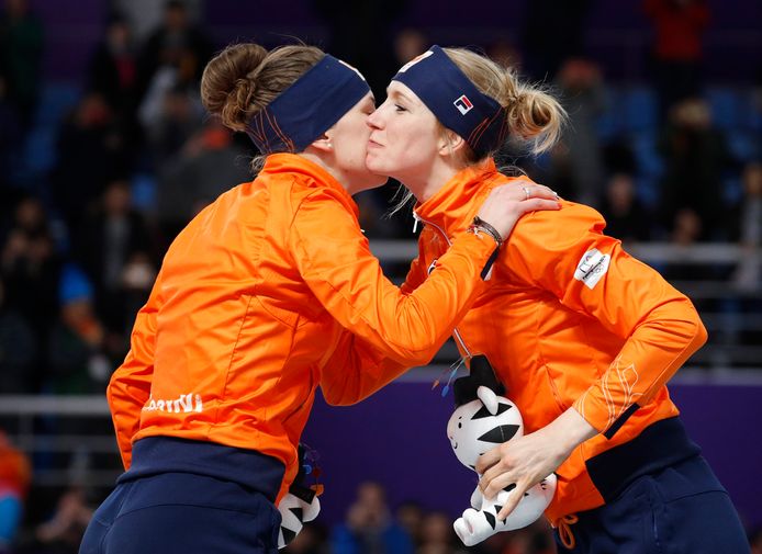 Zilveren Ireen Wüst (links) feliciteert gouden Carlijn Achtereekte.