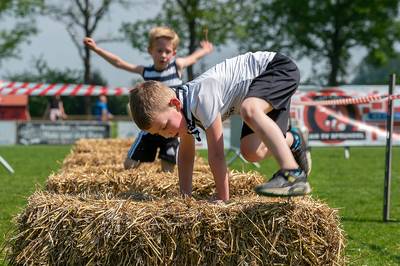 Tachtig kinderen rennen, klauteren en springen tijdens de Mini-Roparun in Sprundel