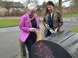 Corrie Jansen en Petra van Olst (beiden Gemeentebelang) bij de afvalcontainer.