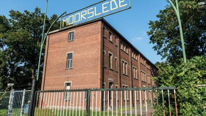 Honderd asielzoekers op de vuist in asielcentrum omdat vrouw geen hoofddoek draagt