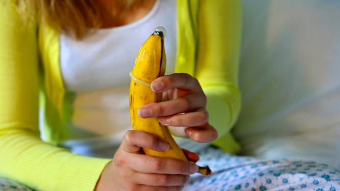 Wij kregen seksuele voorlichting bij biologie. De leraar deed een condoom om een banaan