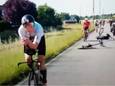 Gruwelijke crash tussen een motorrijder en een triatleet tijdens het EK triatlon.