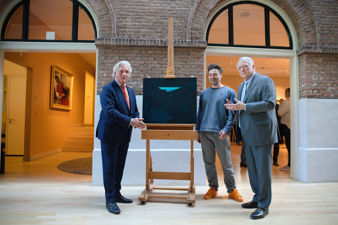 De onthulling van het schilderij van Robert Zandvliet, Zonder titel (2021). Op de foto: Peter Schoon, Robert Zandvliet en Ben Knüppe.