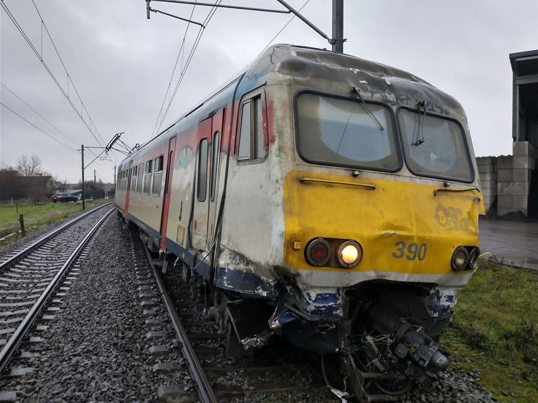 De voorste wagon van de trein is na de aanrijding in Ardooie ontspoord. Beeld VHS
