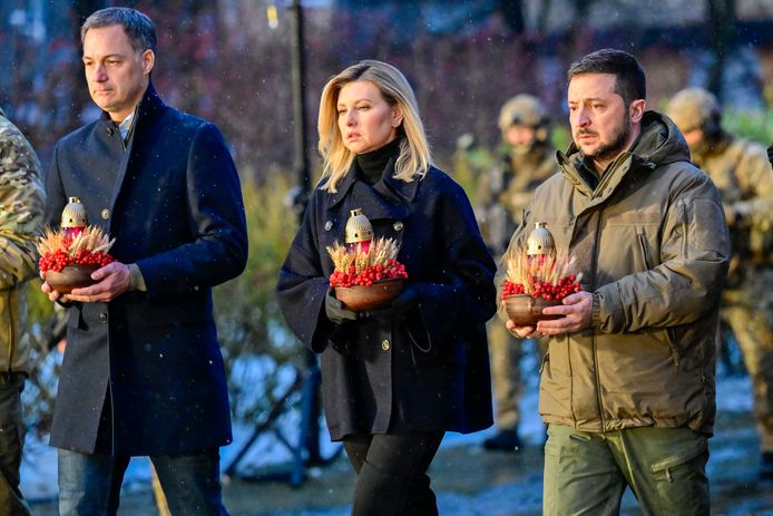 De Croo gisteren tijdens een herdenkingsceremonie met de Oekraïense president Volodymyr Zelensky en zijn vrouw in Kiev.