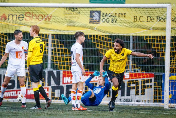 Jermain Baicadila, blij na een treffer namens Alcides, speelt komend seizoen voor HZVV.