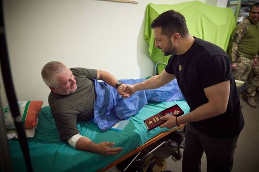 Zelensky begroet een gewonde soldaat in Zaporizja.