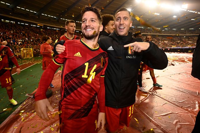 Eden Hazard wijst naar de populaire Dries Mertens, die vanavond gehuldigd werd voor zijn 100ste interland.