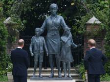William en Harry herenigd bij onthulling standbeeld Diana