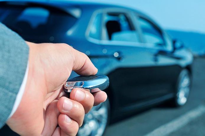 Bij keyless diefstallen onderscheppen dieven via een elektronisch systeem het signaal van de autosleutel.