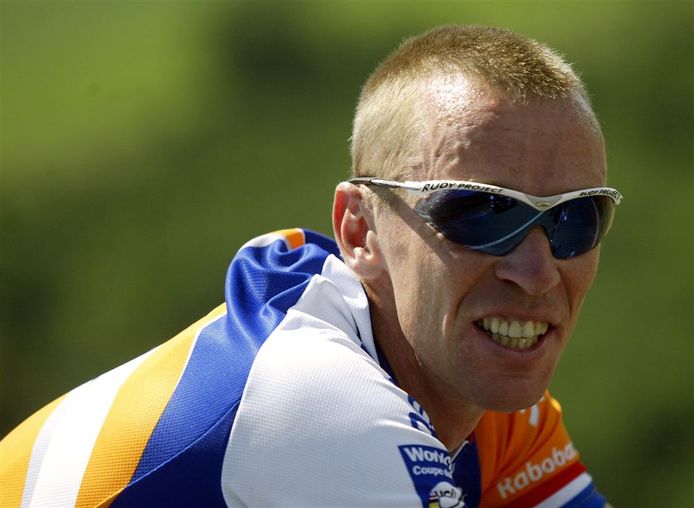 Erik Dekker tijdens de Tour de France van 2002.