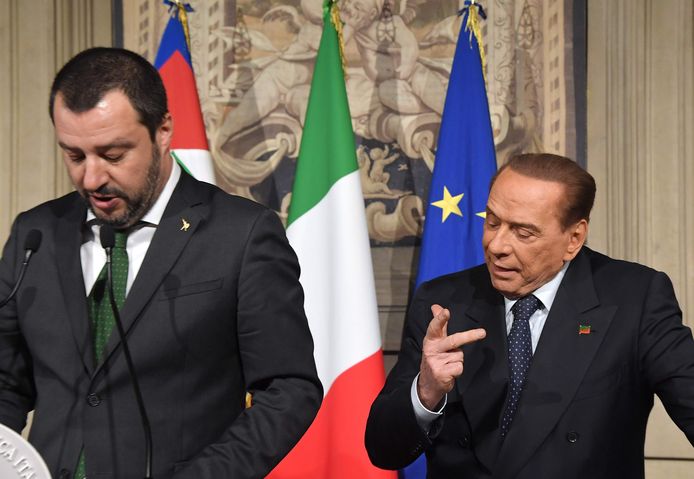 Berlusconi (r.) samen met Lega-voorzitter Matteo Salvini (l.) tijdens een eerdere persconferentie na gesprekken met Italiaans president Mattarella.