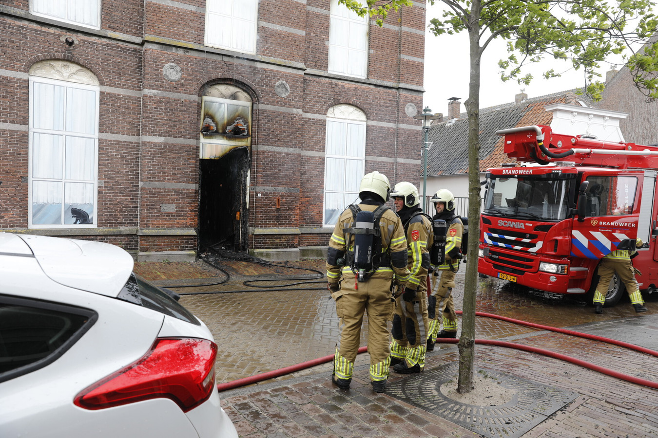 Veel rook bij brand in slooppand in Oud Gastel Foto bndestem.nl