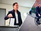 Rutte komt op fiets aan bij stembureau in Den Haag