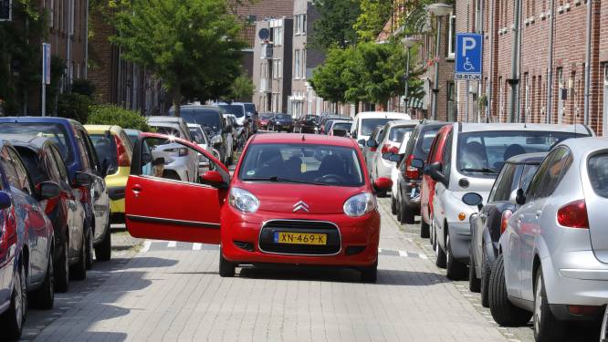 Bewoners Schiedam-West niet blij met betaald parkeren: ‘Waardeloos en geen oplossing voor het probleem’