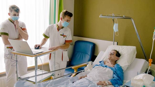 Jonas op geriatrie: "Mia, neem jij drugs?"