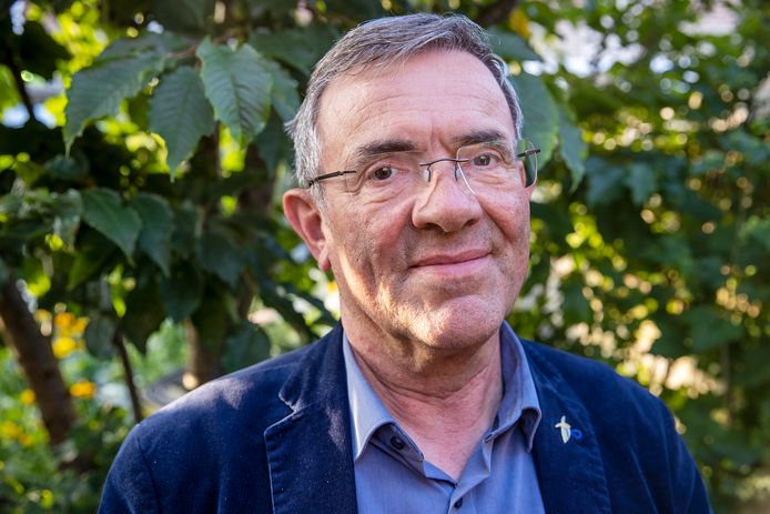 Henri van Leuken is letterlijk het gezicht van de kerk voor woonwagenbewoners; velen van hen bezoekt hij. En Van Leuken is graag gezien. Rouw- en trouwdiensten doet hij wekelijks.