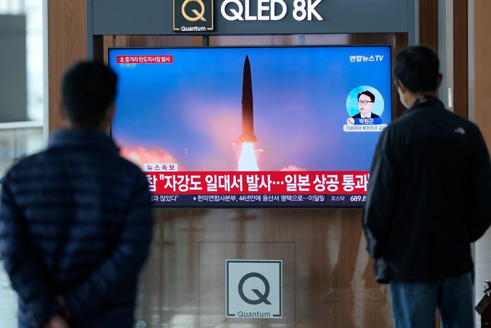 Een nieuwsbericht op tv in een station in Seoul over de lancering van de raket door Noord-Korea.