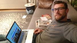 Onze man in quarantaine: reporter Sven Spoormakers kan besmet zijn, toch wordt hij niet getest