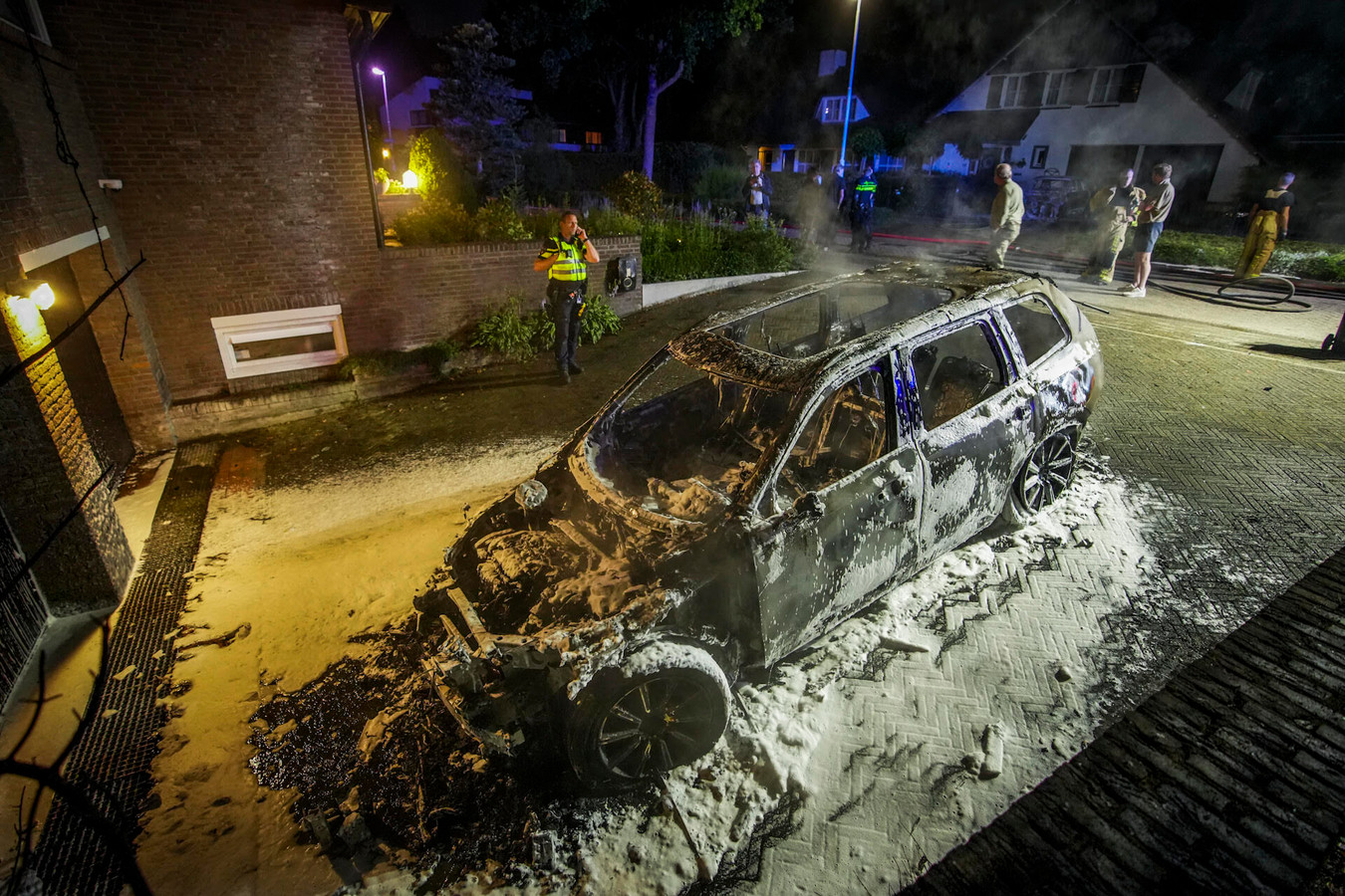 Auto's in brand gestoken en gevels besmeurd met logo in Eindhoven