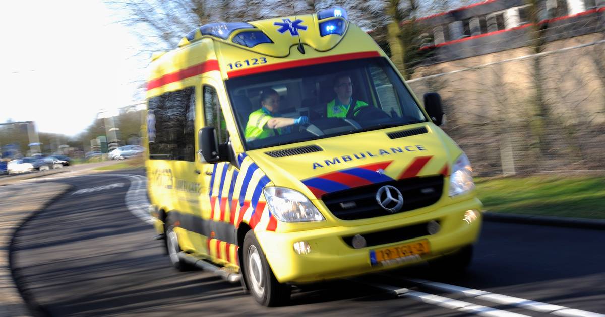 Fietser in kritieke toestand na ongeluk met taxibusje in Zwolle.