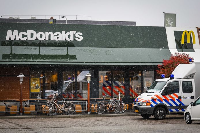Een man is opgepakt voor het doodschieten van twee mannen in een McDonalds in Zwolle gisteravond. Dat meldt de politie. Het gaat om een 32-jarige man.