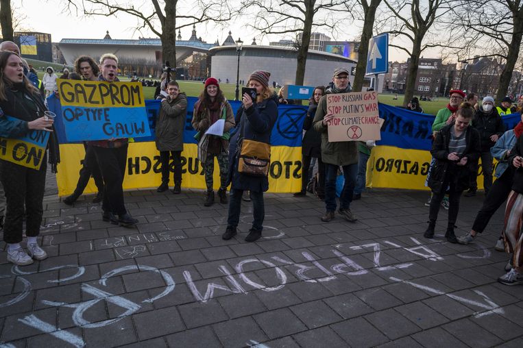 Demostración de Extinction Rebellion junto a la vermeende hoofdkantoor van Gazprom aen museumplein.  Beeld Evert Elzinga / ANP