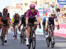 Vluchters kilometer voor finish ingerekend, Arnaud Démare wint derde etappe in deze Giro