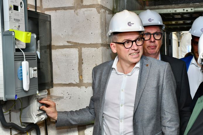 Vlaams minister van Wonen Matthias Diependaele (N-VA) bij de lancering van het energiebesparingsprogramma ‘Aster’ in een sociale woonwijk in Roeselare.