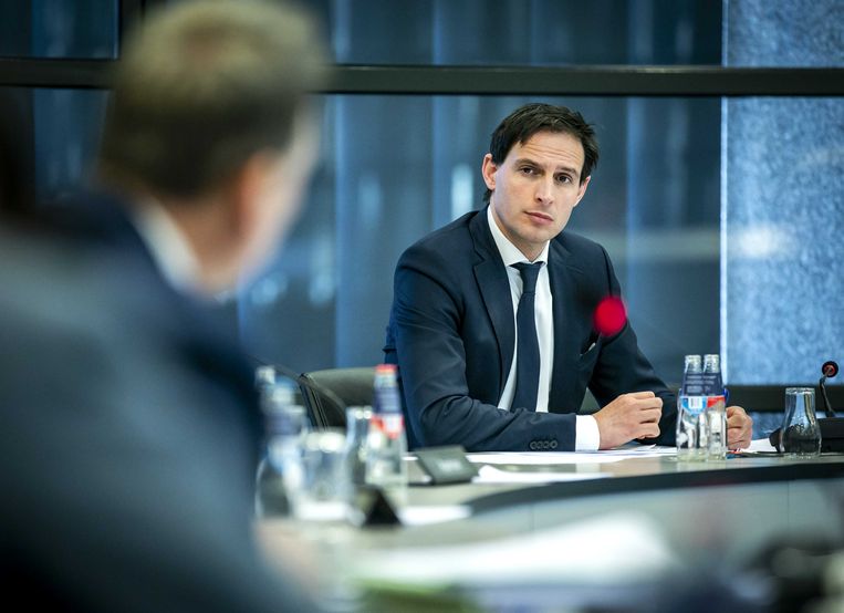 Minister Wopke Hoekstra van Financien tijdens een wetgevingsoverleg over een noodpakket aan maatregelen. Beeld ANP
