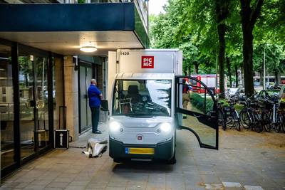 Picnic-bezorger rijdt zich klem onder luifel in Tilburg en komt niet meer weg