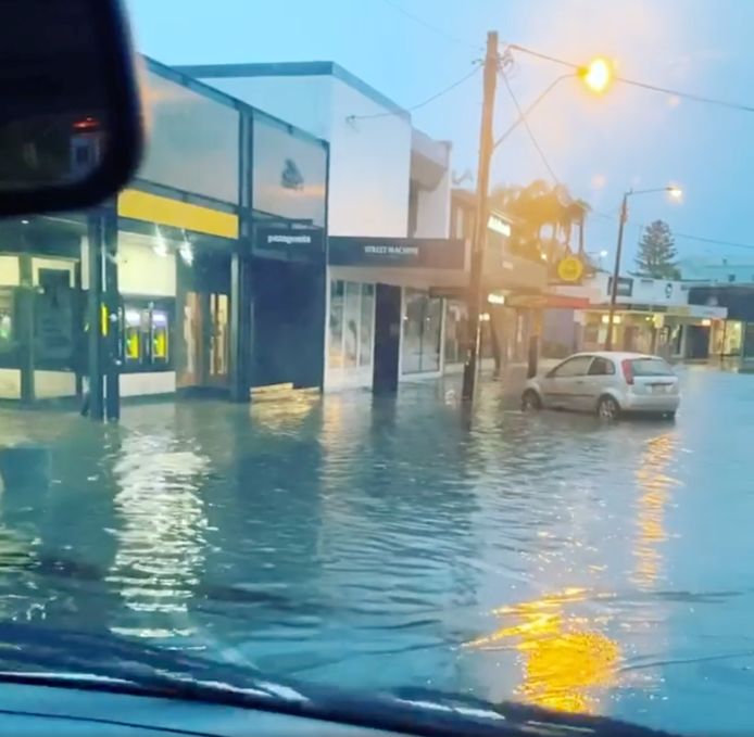 Een overstroomde straat in Byron Bay.