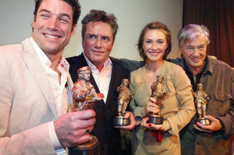 De Rembrandt Awards 2007 zijn uitgereikt. Van links naar rechts: beste Nederlandse acteur Daniel Bossevain, Ere Rembrandt Henny Vrienten, beste Nederlandse actrice Carice van Houten en beste regisseur Paul Verhoeven. (ANP) Beeld 