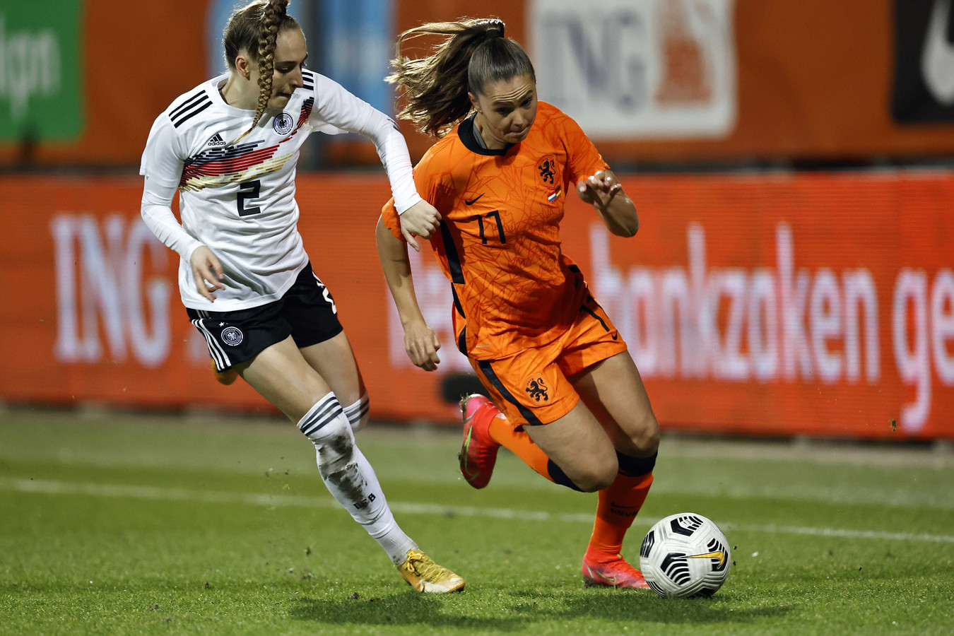 Lieke Martens (r) namens Nederland in actie.