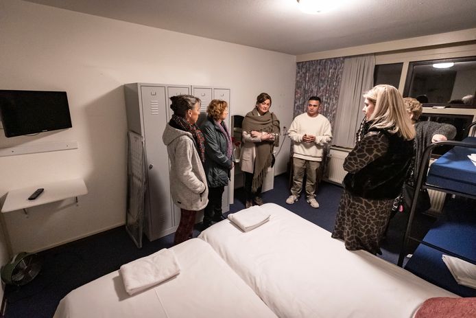 Omwonenden en andere genodigden kregen een rondleiding door het gedeelte van De Grote Zwaan waar vanaf donderdag vluchtelingen worden opgevangen. Op de foto een van de slaapkamers voor vier personen.