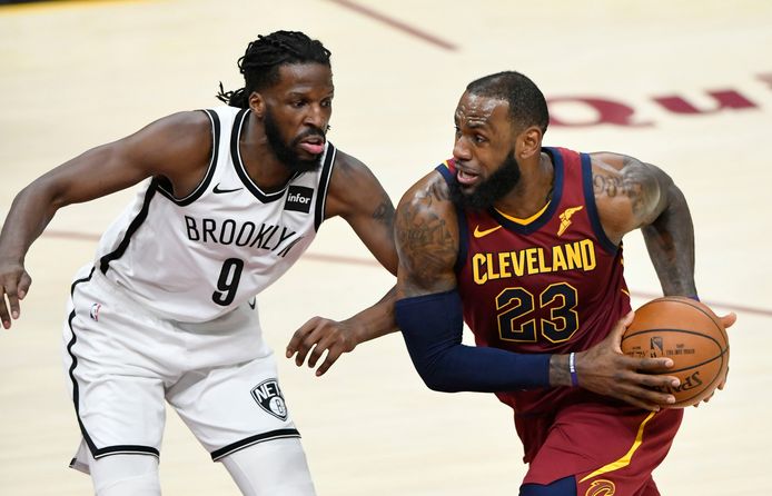 LeBron James in duel met DeMarre Carroll van Brooklyn Nets.