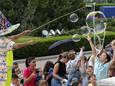 Foto ter illustratie. Op het Zomerfestival in Oldebroek komt Monsieur Bart met een spectaculaire zeepbellenshow.