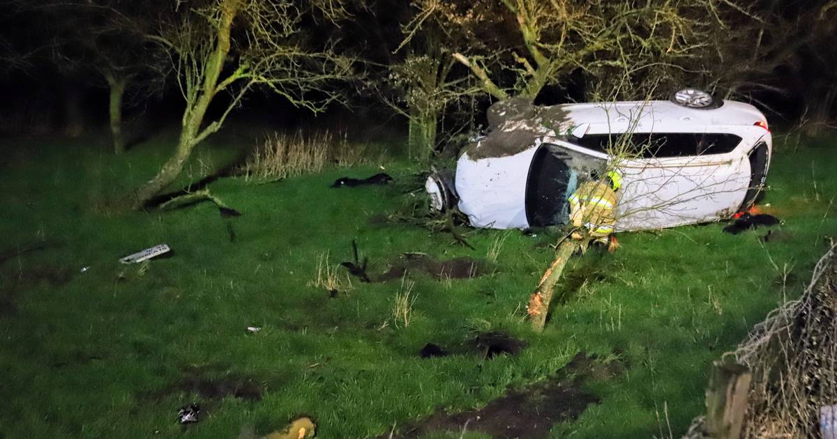 Vrachtwagenchauffeur raakt bekneld in cabine na ernstig ongeluk in Meppel: slachtoffer naar het ziekenhuis.