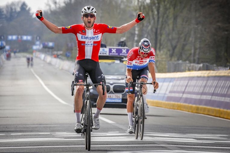Kasper Asgreen klopt Mathieu van der Poel in de Ronde van Vlaanderen. Beeld Photo News