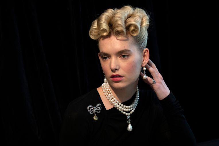 Een model showt de ketting van Marie Antoinette. Beeld Getty Images
